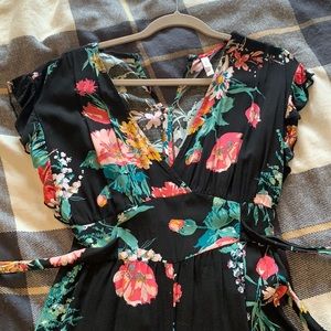 Floral jumpsuit, V-neck and tiny ruffle sleeves